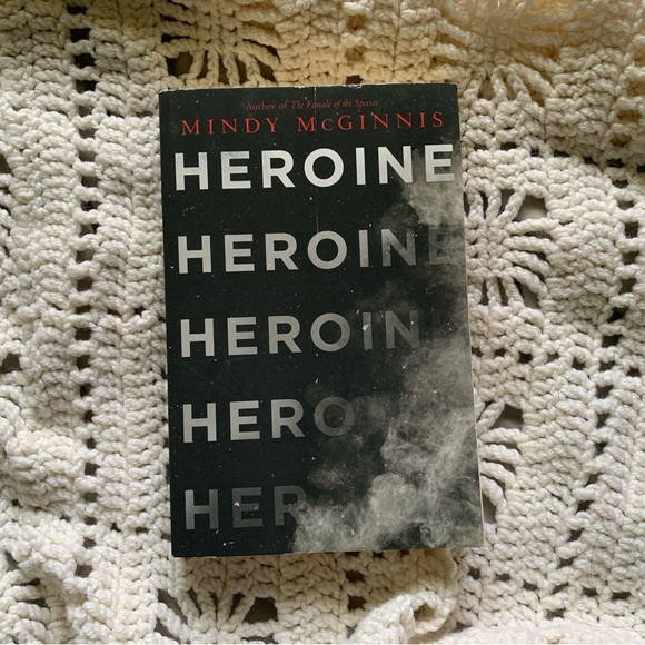 Heroine by Mindy McGinnis | Paperback | Used Book: Like New Condition - Picture 1 of 1